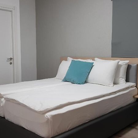 Airport Guest House Or Yehuda Luaran gambar