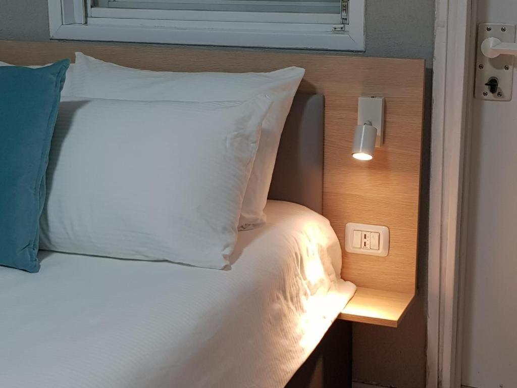 Airport Guest House Or Yehuda Luaran gambar