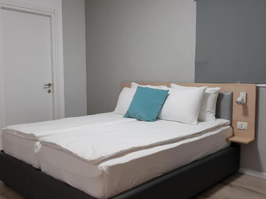 Airport Guest House Or Yehuda Luaran gambar