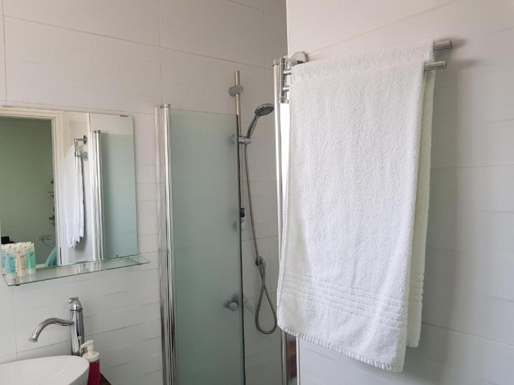 Airport Guest House Or Yehuda Luaran gambar