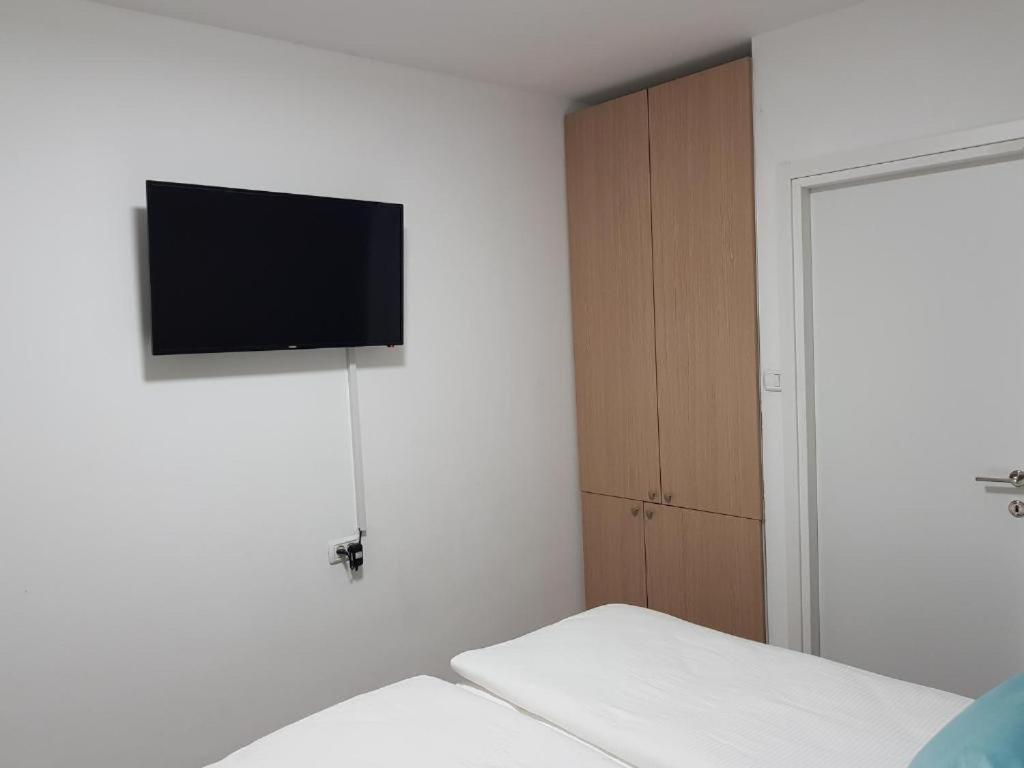 Airport Guest House Or Yehuda Luaran gambar