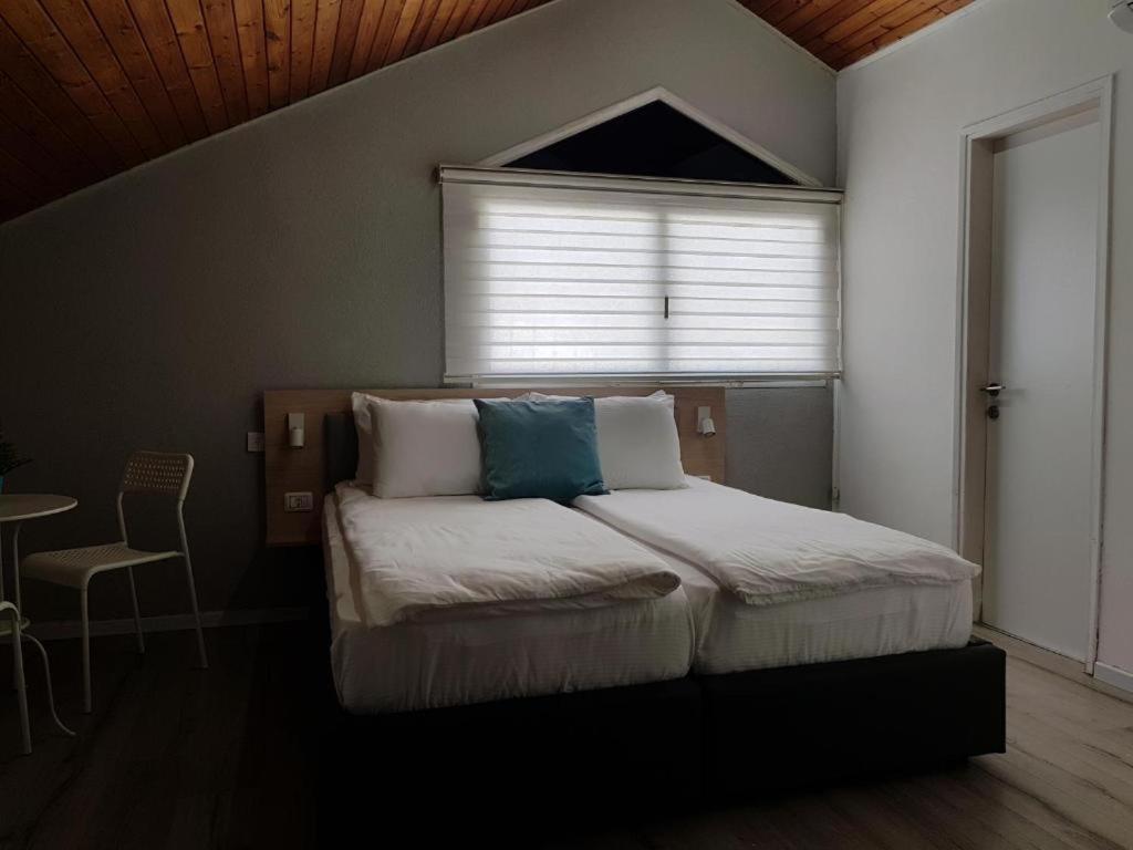 Airport Guest House Or Yehuda Bilik gambar